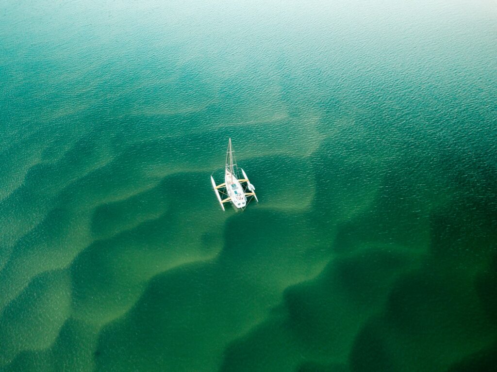 Bateau Trimaran naviguant sur l'eau